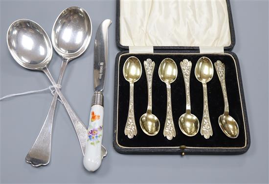 A pair of Edwardian silver dog nose soup spoons, John Round, Sheffield, 1907, a Child & Child porcelain handled cheese knife & cased